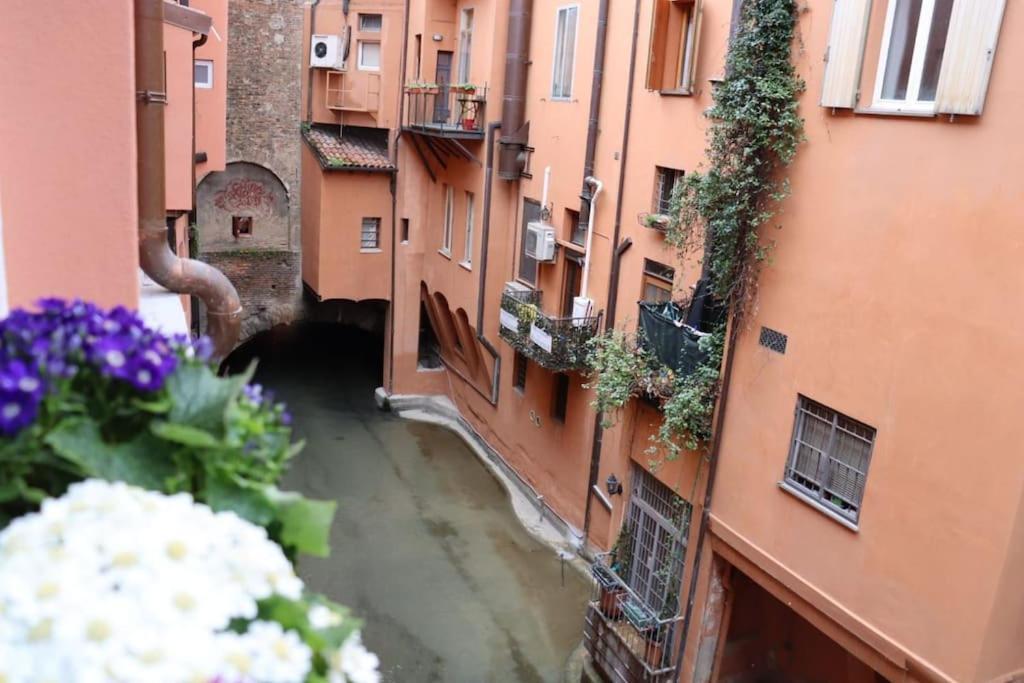Little Apartment Over The Canal Bologna Exterior foto